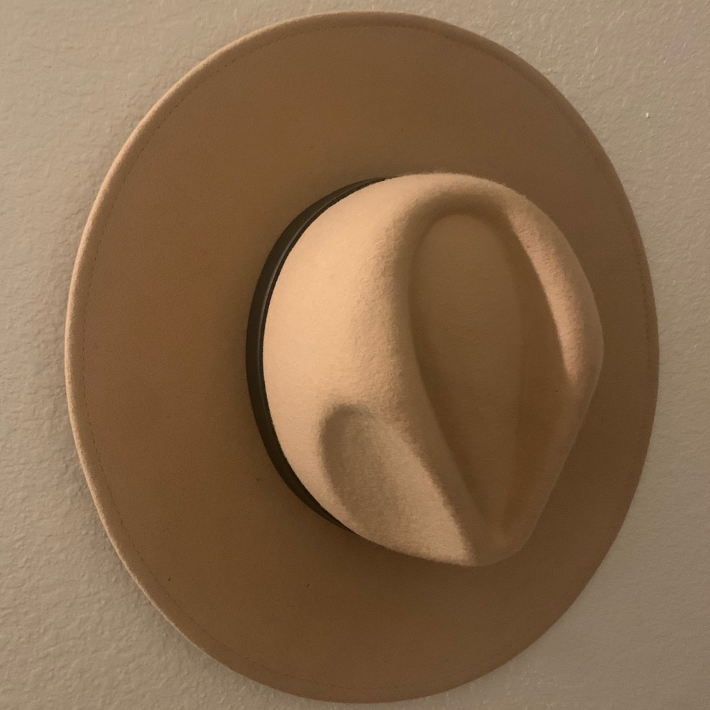 Tan hat